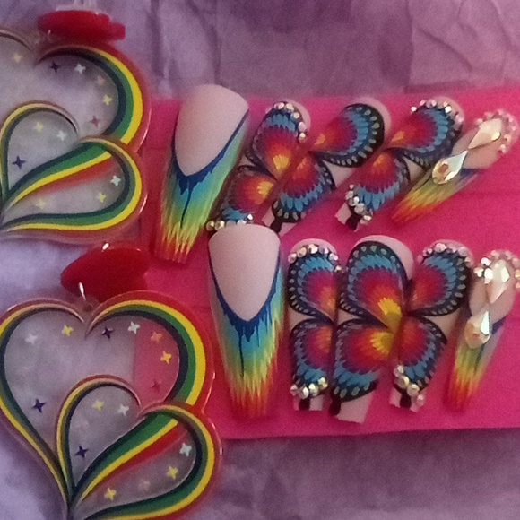 Nails and matching earrings - Picture 3 of 3